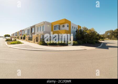 Strada asfaltata con moderna casa terrazza di fronte su sfondo blu cielo. Yanchep Beach Town , Perth , Australia Occidentale . Foto Stock