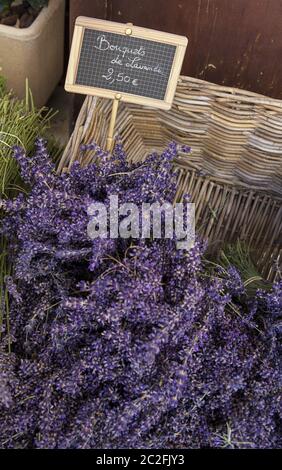 Piccoli bouquet di fiori di lavanda su un mercato agricolo in Provenza, a sud della Francia Foto Stock
