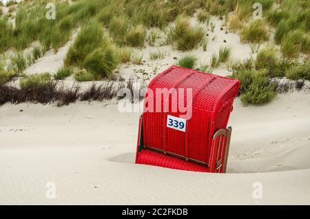 Dal tetto rosso in vimini sedia spiaggia a Dune Helgoland, Schleswig-Holstein, Germania Foto Stock