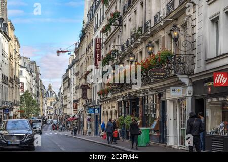 Parigi, Francia - 15 settembre 2017. Zona vivace con edifici tipici parigini nel centro di Parigi, capitale della Francia Foto Stock