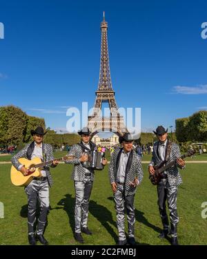 Parigi, Francia - 15 settembre 2017. Musicisti del quartetto si esibiscono di fronte alla Torre eiffel Foto Stock