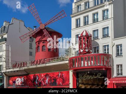 Parigi, Francia-15 settembre 2017. Moulin Rouge famoso cabaret a Parigi, situato nel quartiere a luci rosse di Pigalle. Famoso luogo turistico e viaggi des Foto Stock