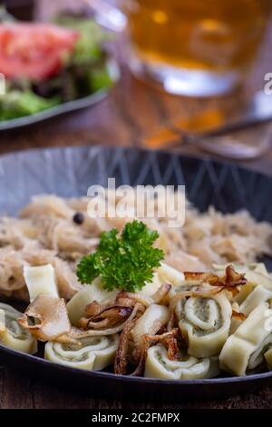 pasta bavarese di maultaschen in una padella Foto Stock