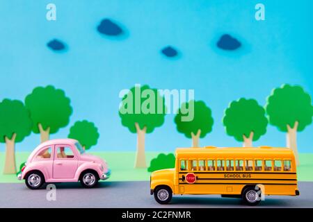 Immagine di design artistico di una bella auto d'epoca scolarbus in movimento in autostrada che porta persone isolate su luminoso brillante brillante brillante brillante brillante brillante colore blu Foto Stock