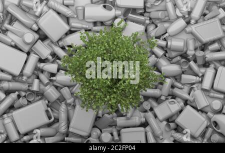 L'albero singolo cresce sullo scarico dei rifiuti di contenitori usati e bottiglie di plastica. Composizione concettuale creativa della contaminazione del suolo e del sondaggio ambientale Foto Stock