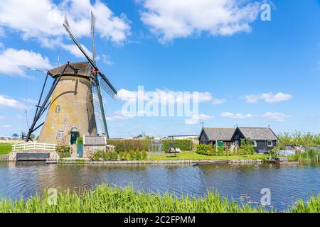 Mulini a vento del villaggio di Kinderdijk a Molenlanden vicino Rotterdam in Olanda Foto Stock