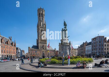 Il Campanile di Bruges con piazza del mercato a Bruges, Belgio. Foto Stock