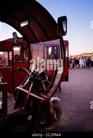 MARRAKECH, MAROCCO - CIRCA APRILE 2018: Moto a Jemaa el-Fnaa, Marrakech Foto Stock