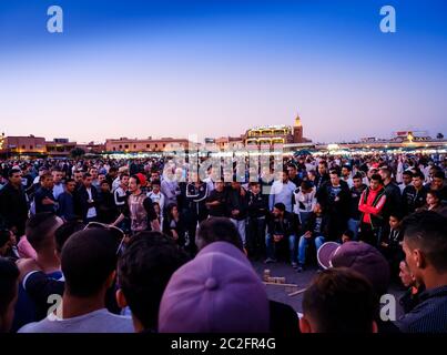 MARRAKECH, MAROCCO - CIRCA APRILE 2018: Incontro di persone a Jemaa el-Fnaa, Marrakech Foto Stock