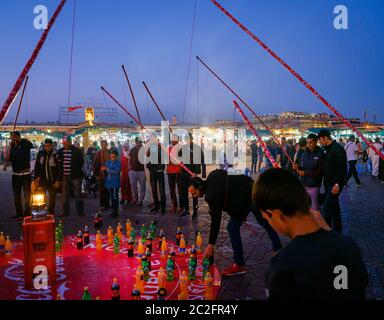 MARRAKECH, MAROCCO - CIRCA APRILE 2018: Incontro di persone a Jemaa el-Fnaa, Marrakech Foto Stock