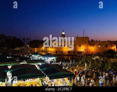 MARRAKECH, MAROCCO - CIRCA APRILE 2018: Vista sulla piazza Jemaa el-Fnaa, di notte a Marrakech Foto Stock