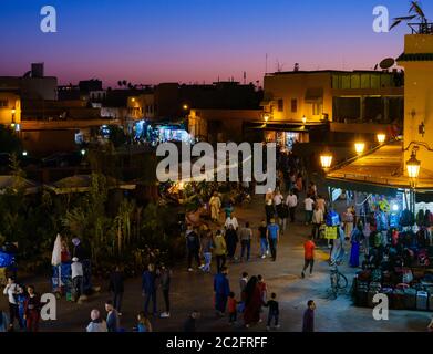 MARRAKECH, MAROCCO - CIRCA APRILE 2018: Vista sulla piazza Jemaa el-Fnaa, di notte a Marrakech Foto Stock