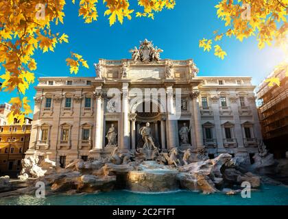 Bella Fontana di Trevi in autunno a Roma Foto Stock