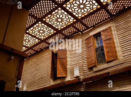 MARRAKECH, MAROCCO - CIRCA APRILE 2018: Dettaglio architettonico all'interno del mercato delle spezie di Marrakech Foto Stock