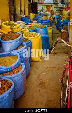 MARRAKECH, MAROCCO - CIRCA APRILE 2018: Negozio al mercato delle spezie di Marrakech Foto Stock