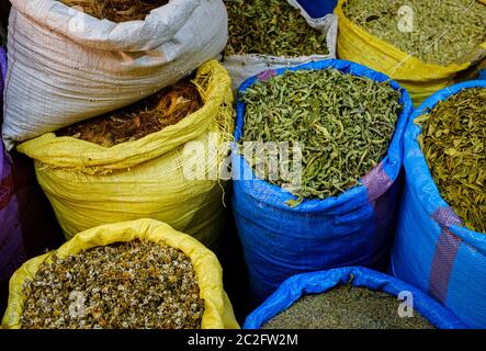 MARRAKECH, MAROCCO - CIRCA APRILE 2018: Negozio al mercato delle spezie di Marrakech Foto Stock