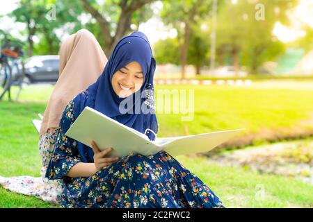 Libro di lettura degli studenti musulmani Foto Stock