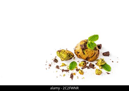 Biscotto alla menta con pezzi di cioccolato e foglie di menta fresca isolato su sfondo bianco, guardaroba Foto Stock