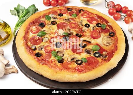 Salsiccia per pizza pizza con ingredienti su uno sfondo bianco, close-up shot Foto Stock