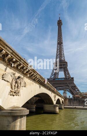 Parigi, Francia, 31 marzo 2017: Dettagli architettonici dell'Opera National de Paris: La scultura della facciata Haydn. Grand Opera è famosa n Foto Stock