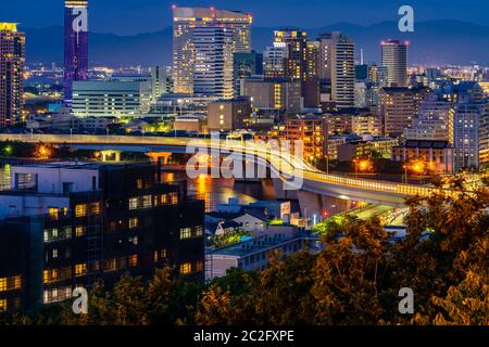 Torre di Fukuoka tramonto al crepuscolo con downtown cityscape nella citta' di Fukuoka Kyushu a sud del Giappone Foto Stock