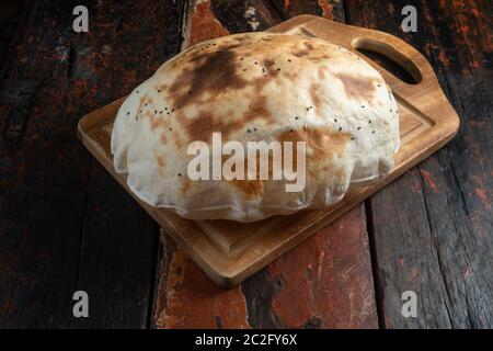 Pane turco tradizionale isolato su rustico tavolo di legno Foto Stock