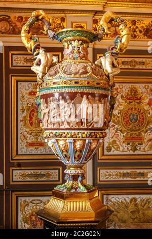 Fontainebleau, Francia, 30 marzo 2017: Bel vaso di porcellana all'interno del palazzo Chateau de Fontainebleau che un tempo Foto Stock