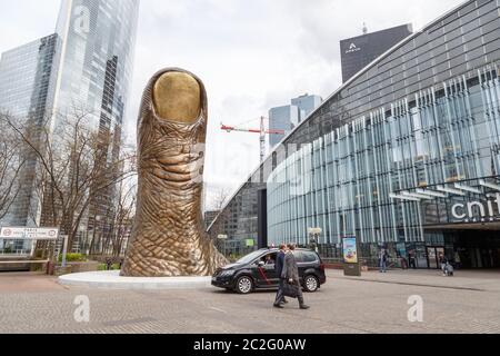 Parigi, Francia, 30 marzo 2017: Grande dito o grande gigante pollice scultura o statua d'arte situato a la difesa, vicino al grande arco Foto Stock