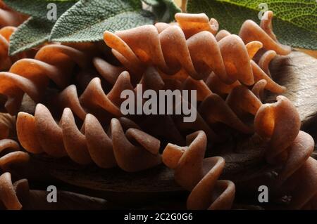 Fusilli pasta intera di grano saraceno sul cucchiaio Foto Stock