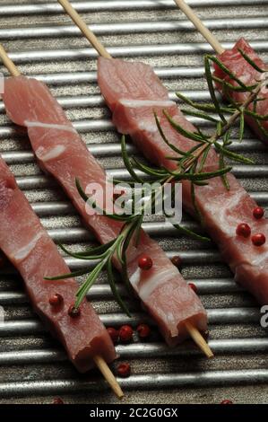 Arrosicini crudo con erbe e spezie sulla cucina pan abruzzese Foto Stock