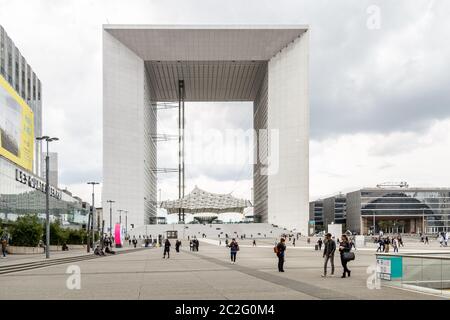 Parigi, Francia, 30 marzo 2017: Grande Arche a la Defense con persone non identificate a Parigi. Il suo più grande quartiere commerciale d'Europa Foto Stock