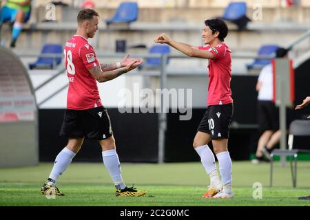 Hannover, Germania. 17 Giugno 2020. Calcio, 2° Bundesliga, Hannover 96 - FC St. Pauli, 32° incontro, HDI-Arena: Genki Haraguchi di Hannover (r) si augura dopo il suo obiettivo per una vittoria del 3-0 con Marcel Franke di Hannover. Credito: Swen Pförtner/dpa - NOTA IMPORTANTE: In conformità con le norme del DFL Deutsche Fußball Liga e del DFB Deutscher Fußball-Bund, è vietato sfruttare o sfruttare nello stadio e/o nel gioco le fotografie scattate sotto forma di sequenze di immagini e/o serie di foto di tipo video./dpa/Alamy Live News Foto Stock