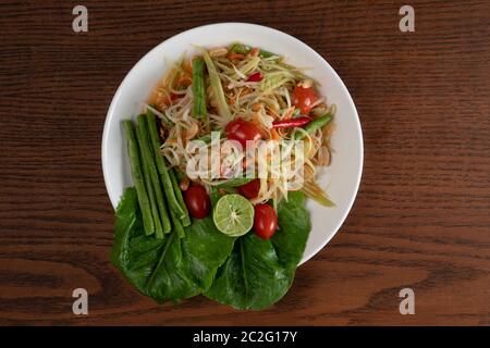 Vista dall'alto cibo tailandese riso noodle papaya insalata isolato su tavolo di legno Foto Stock