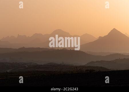 Orange sunrise paesaggio vicino astorica città di Axum, Simien Mountains National Park in Etiopia settentrionale Foto Stock