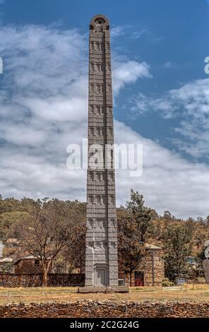 Antica pietra monolitico obelisco, simbolo della civiltà Aksumite in città Aksum, Etiopia. UNESCO - Sito Patrimonio dell'umanità. La cultura africana e storia p Foto Stock