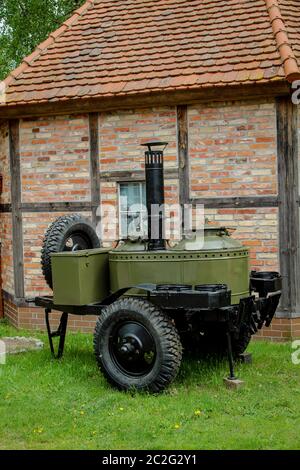 Vista di un vecchio cannone gulash o cucina campo dell'esercito Foto Stock