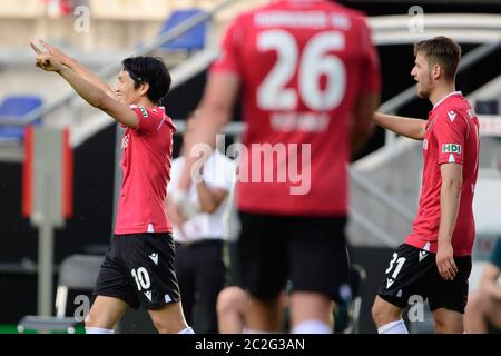 Hannover, Germania. 17 Giugno 2020. Calcio, 2° Bundesliga, Hannover 96 - FC St. Pauli, 32° incontro, HDI-Arena: Hanover's Genki Haraguchi (l) si acclama dopo il suo obiettivo per il 3-0 con Waldemar Anton di Hannover (r) e Hendrik Weydandt Credit: Swen Pförtner/dpa - NOTA IMPORTANTE: In conformità con le norme del DFL Deutsche Fußball Liga e del DFB Deutscher Fußball-Bund, è vietato sfruttare o sfruttare nello stadio e/o nel gioco le fotografie scattate sotto forma di sequenze di immagini e/o serie di foto di tipo video./dpa/Alamy Live News Foto Stock