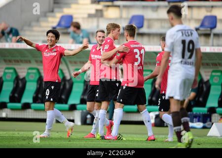 Hannover, Germania. 17 Giugno 2020. Calcio, 2° Bundesliga, Hannover 96 - FC St. Pauli, 32° incontro, HDI-Arena: Genki Haraguchi di Hannover (l) si acclama dopo il suo obiettivo per la 3-0 di vantaggio. Credito: Swen Pförtner/dpa - NOTA IMPORTANTE: In conformità con le norme del DFL Deutsche Fußball Liga e del DFB Deutscher Fußball-Bund, è vietato sfruttare o sfruttare nello stadio e/o nel gioco le fotografie scattate sotto forma di sequenze di immagini e/o serie di foto di tipo video./dpa/Alamy Live News Foto Stock