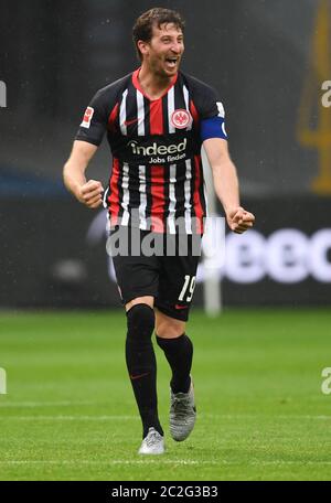 17 giugno 2020, Hessen, Francoforte sul meno: Calcio, Bundesliga, Eintracht Francoforte - FC Schalke 04, 32nd matchday, Commerzbank Arena: David Abraham di Francoforte si acclama dopo il traguardo per il 2-0. Foto: Arne Dedert/dpa - NOTA IMPORTANTE: In conformità con le norme del DFL Deutsche Fußball Liga e del DFB Deutscher Fußball-Bund, è vietato sfruttare o sfruttare nello stadio e/o nel gioco le fotografie scattate sotto forma di sequenze di immagini e/o serie di foto di tipo video. Foto Stock