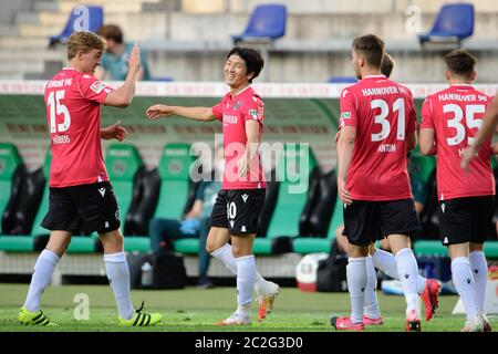 Hannover, Germania. 17 Giugno 2020. Calcio, 2 Bundesliga, Hannover 96 - FC St. Pauli, 32° incontro, HDI-Arena: Genki Haraguchi di Hannover (2° da sinistra) si acclama dopo il suo obiettivo per il 3-0. Credito: Swen Pförtner/dpa - NOTA IMPORTANTE: In conformità con le norme del DFL Deutsche Fußball Liga e del DFB Deutscher Fußball-Bund, è vietato sfruttare o sfruttare nello stadio e/o nel gioco le fotografie scattate sotto forma di sequenze di immagini e/o serie di foto di tipo video./dpa/Alamy Live News Foto Stock