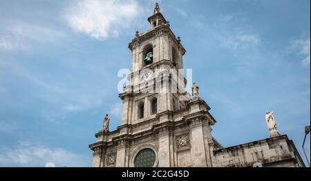 Vista del Carmo chiesa nel centro storico della città in un giorno di primavera. Inaugurato nel 1655, è parte del convento carmelitano Foto Stock