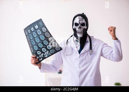 Medico del diavolo maschile radiologo che lavora in clinica Foto Stock