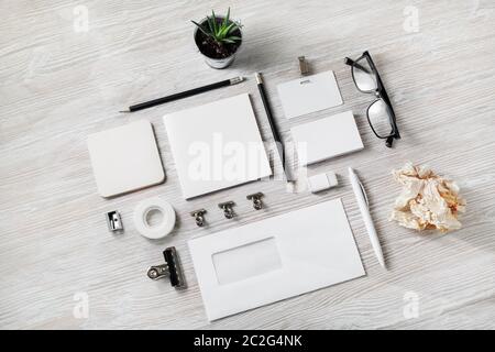 Blank corporate stationery impostato su luce sullo sfondo di legno. Il Branding mock up. Foto Stock