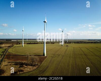 mulini a vento di un parco eolico stand su un campo Foto Stock