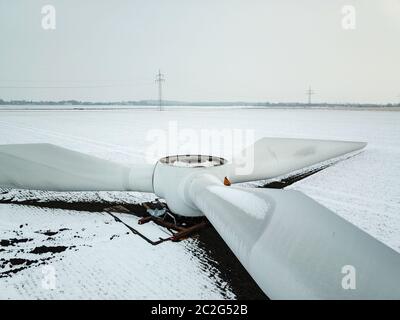 rotore montato di una turbina eolica prima dello smontaggio Foto Stock