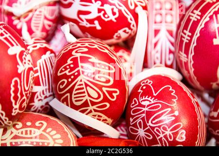 Uova di Pasqua colorate per decorare un arbusto di Pasqua Foto Stock