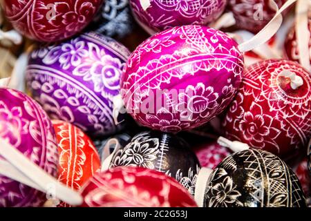 Uova di Pasqua colorate per decorare un arbusto di Pasqua Foto Stock