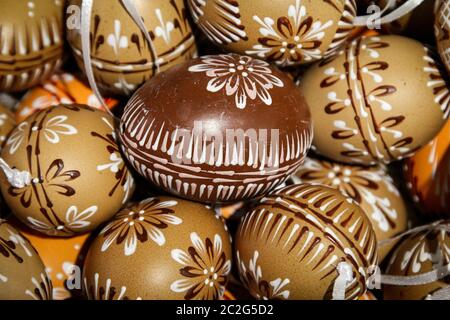 Uova di Pasqua colorate per decorare un arbusto di Pasqua Foto Stock