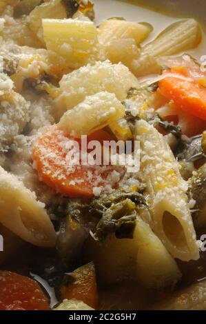 Minestrone caldo con pasta e parmigiano Foto Stock