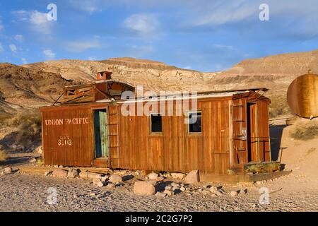Caboose nella città fantasma di Rhyolite, Beatty, Nevada, USA, Nord America Foto Stock